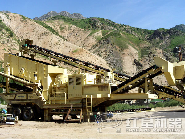 移動(dòng)式破碎站生產(chǎn)現(xiàn)場 移動(dòng)式破碎站生產(chǎn)現(xiàn)場