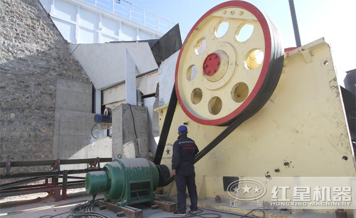 顎式破碎機工作現(xiàn)場 顎式破碎機工作現(xiàn)場