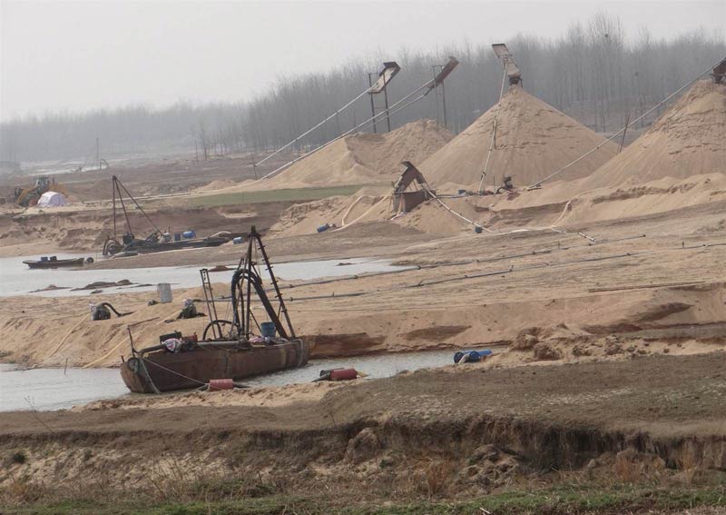 開采天然沙現(xiàn)場(chǎng) 開采天然沙現(xiàn)場(chǎng)