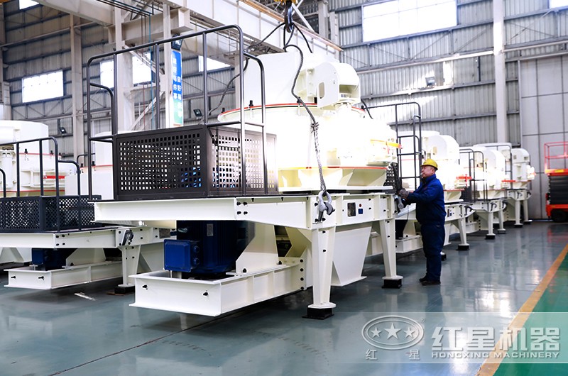 師傅正在準(zhǔn)備起吊制砂機(jī)設(shè)備 師傅正在準(zhǔn)備起吊制砂機(jī)設(shè)備