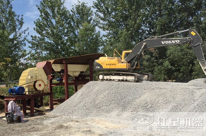 重錘式破碎機(jī)工作現(xiàn)場(chǎng) 重錘式破碎機(jī)工作現(xiàn)場(chǎng)