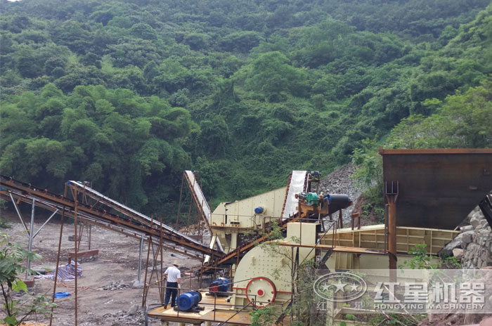 重錘式破碎機(jī)現(xiàn)場實拍 重錘式破碎機(jī)現(xiàn)場實拍