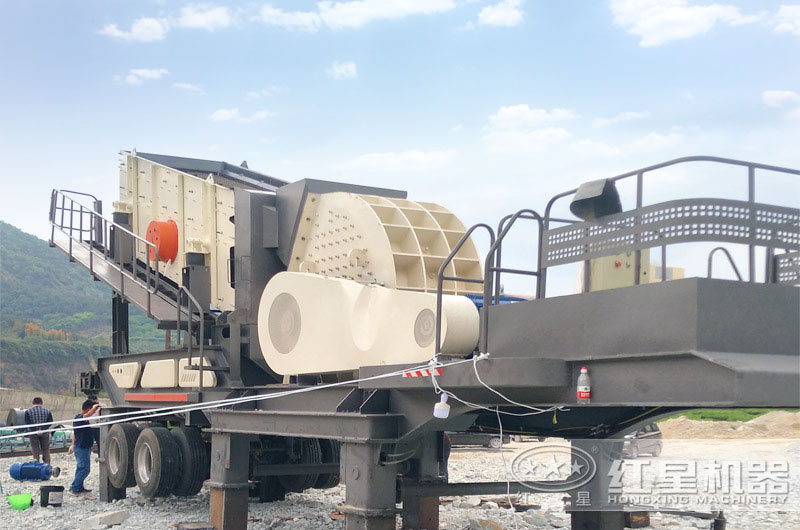 移動錘式破碎機(jī)工作現(xiàn)場 移動錘式破碎機(jī)工作現(xiàn)場