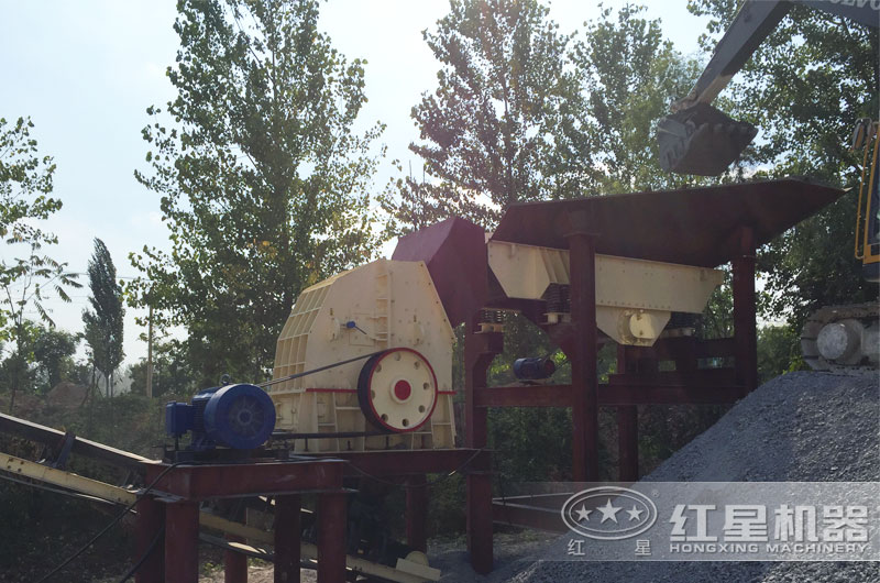 重錘式破碎機(jī)生產(chǎn)現(xiàn)場(chǎng)實(shí)拍 重錘式破碎機(jī)生產(chǎn)現(xiàn)場(chǎng)實(shí)拍