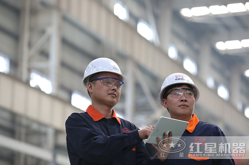 紅星技術人員嚴謹對待每一道生產(chǎn)工序 紅星技術人員嚴謹對待每一道生產(chǎn)工序