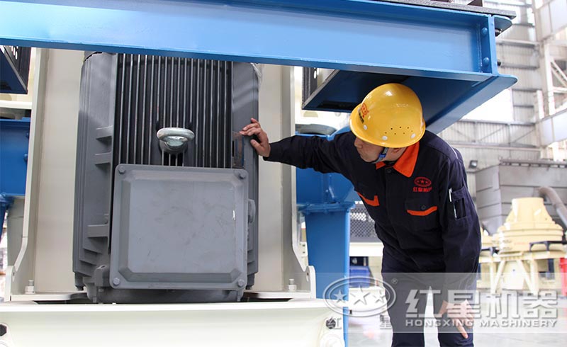 車間師傅在進(jìn)行設(shè)備的日常檢查維護(hù)工作中 車間師傅在進(jìn)行設(shè)備的日常檢查維護(hù)工作中