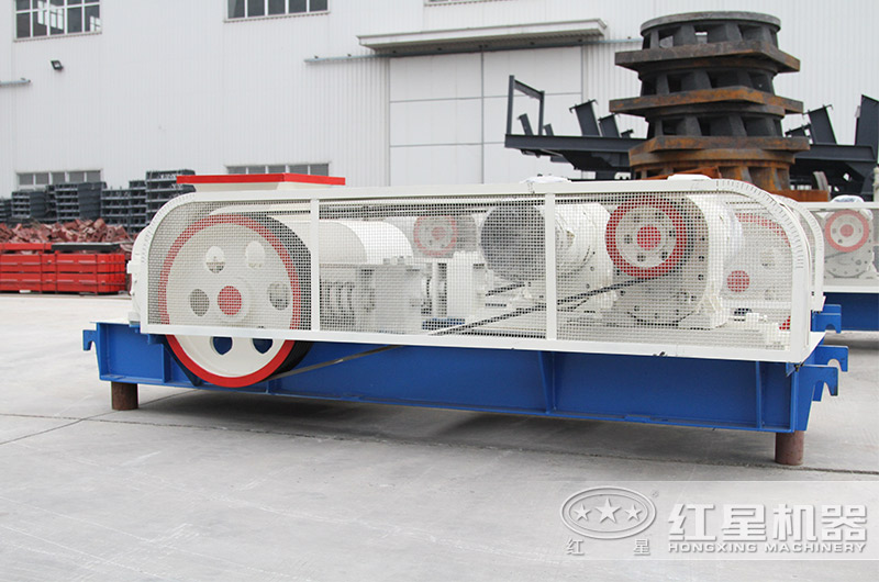 小型對(duì)輥式卵石破碎機(jī)廠區(qū)展示一角 小型對(duì)輥式卵石破碎機(jī)廠區(qū)展示一角