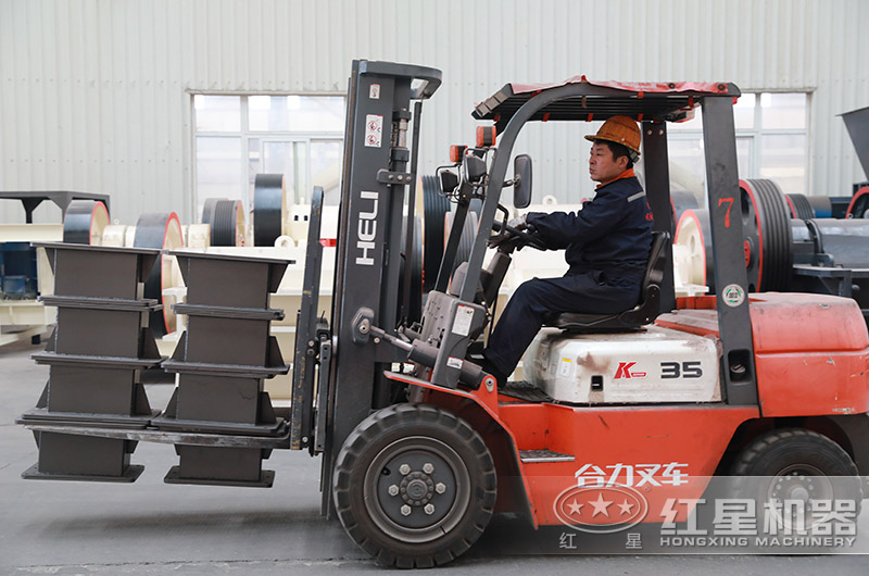 廠區(qū)師傅進(jìn)行搬運作業(yè)中 廠區(qū)師傅進(jìn)行搬運作業(yè)中