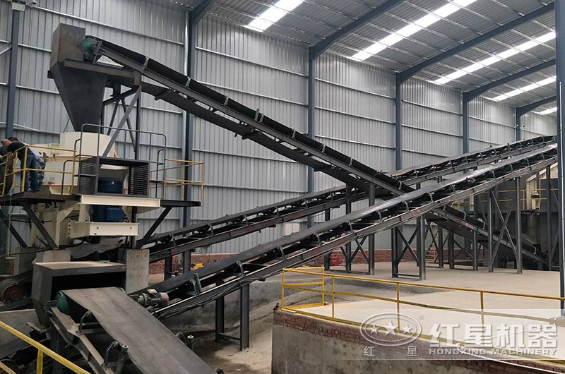 石英砂室內(nèi)加工現(xiàn)場(chǎng) 石英砂室內(nèi)加工現(xiàn)場(chǎng)