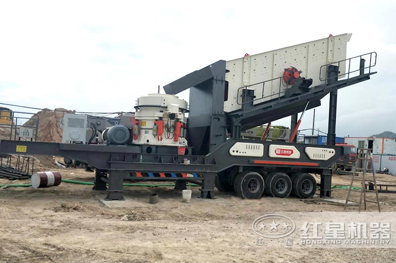 移動(dòng)圓錐破碎機(jī)設(shè)備現(xiàn)場(chǎng) 移動(dòng)圓錐破碎機(jī)設(shè)備現(xiàn)場(chǎng)