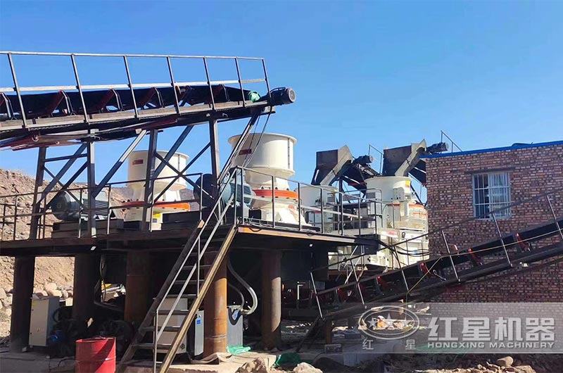 大型圓錐破碎機(jī)現(xiàn)場 大型圓錐破碎機(jī)現(xiàn)場