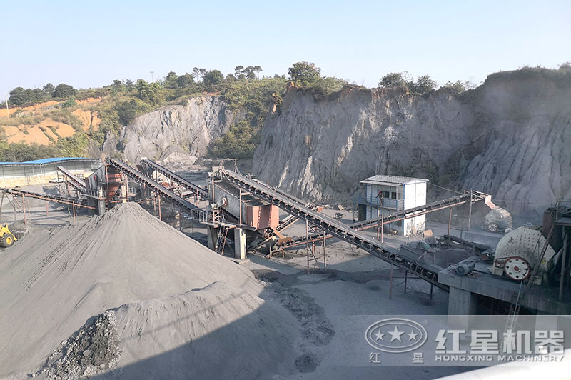 煤矸石破碎現(xiàn)場(chǎng) 煤矸石破碎現(xiàn)場(chǎng)