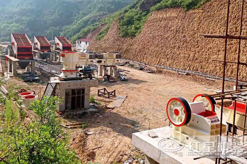 沙廠生產(chǎn)線安裝安裝中，石料粉碎設(shè)備有鄂破、圓錐破和制砂機(jī)