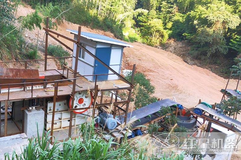 花崗巖生產(chǎn)線現(xiàn)場(chǎng)，顎破機(jī)和圓錐破