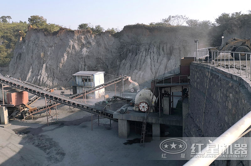 1214重錘破生產(chǎn)現(xiàn)場，破碎煤矸石