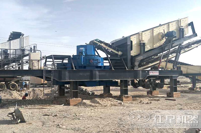 移動(dòng)式石英石制砂機(jī)生產(chǎn)現(xiàn)場(chǎng)，一機(jī)抵一條生產(chǎn)線