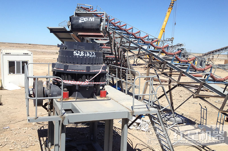 花崗巖破碎生產線一角，圓錐破碎機