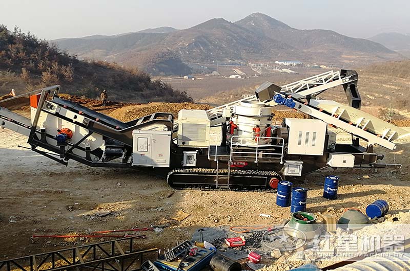 移動(dòng)式圓錐破碎機(jī)現(xiàn)場實(shí)拍，整機(jī)作業(yè)，抵一條生產(chǎn)線