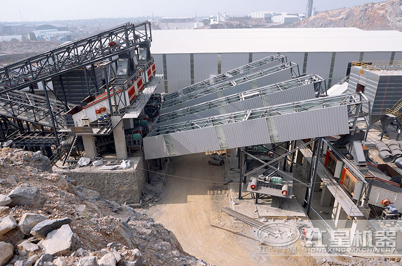 加工碎石料現(xiàn)場，符合環(huán)保標準