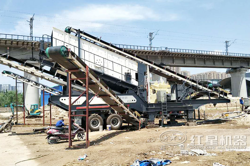 輪胎式破碎機作業(yè) 輪胎式破碎機作業(yè)