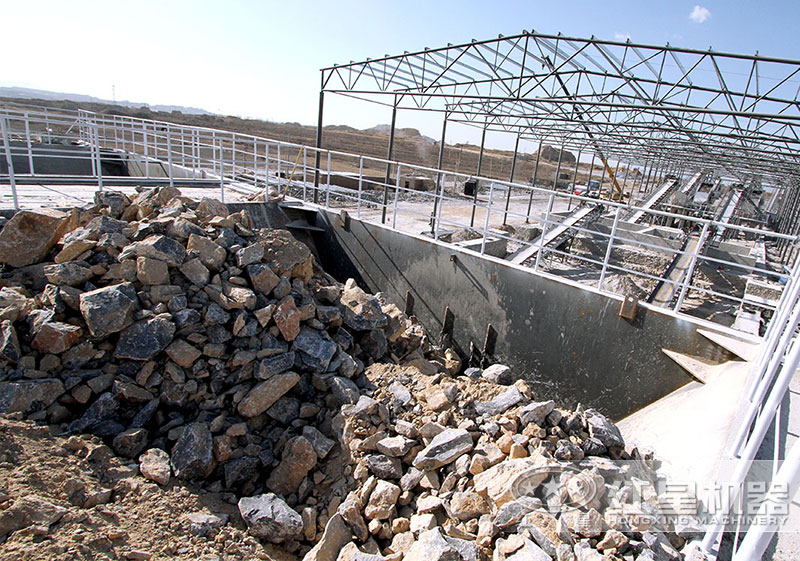 大塊石頭破碎現(xiàn)場 大塊石頭破碎現(xiàn)場