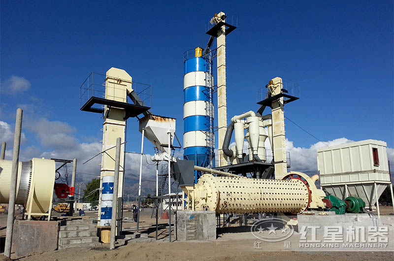 水泥球磨機(jī)作業(yè)現(xiàn)場(chǎng) 水泥球磨機(jī)作業(yè)現(xiàn)場(chǎng)