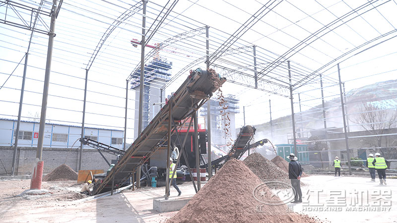 移動(dòng)石子制砂機(jī)拉到現(xiàn)場(chǎng)就地作業(yè)，整機(jī)一體化