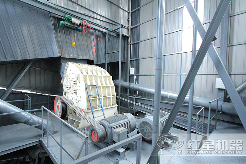 錘式破碎機(jī)安裝現(xiàn)場(chǎng)，僅需一臺(tái)設(shè)備足以